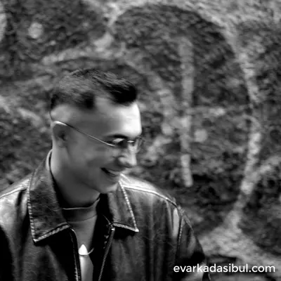 Ben Serhat, evimi paylaşacak ev arkadaşı arıyorum