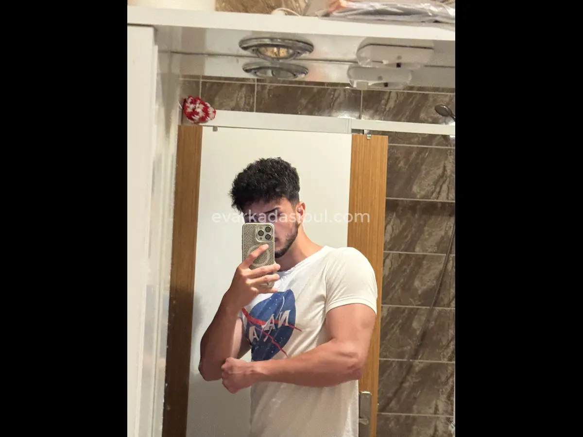 Ben Furkan, yanına taşınacağım ev arkadaşı arıyorum