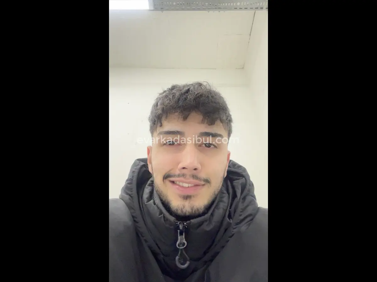 Ben Furkan, yanına taşınacağım ev arkadaşı arıyorum