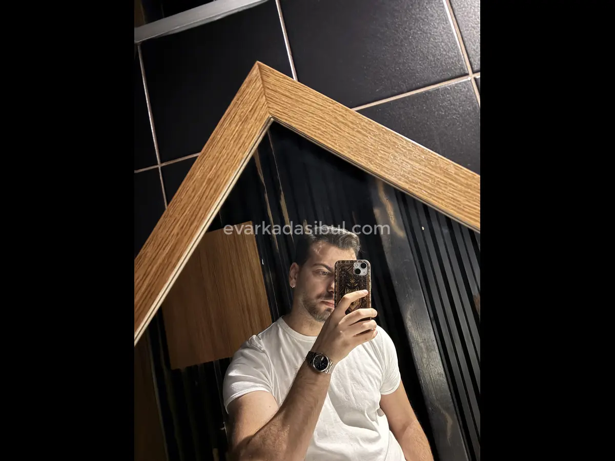 Ben Ertan, yanına taşınacağım ev arkadaşı arıyorum